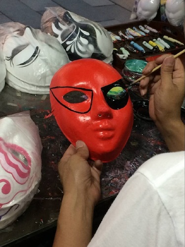 七月二日 无码影片
 赴西湖区“格格”学习探索小分队 街头艺术者正在画脸谱