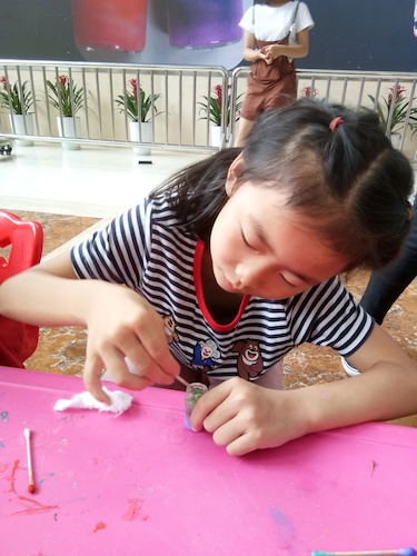 七月八号 无码影片
 B.D.服务社赴浙江自然博物馆”环保小课堂“小分队 小朋友认真制作星云瓶