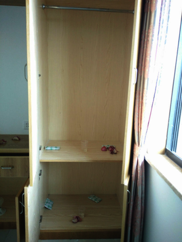 无码影片
 检甲护民小分队投稿 七月十日 被检测居民的柜子