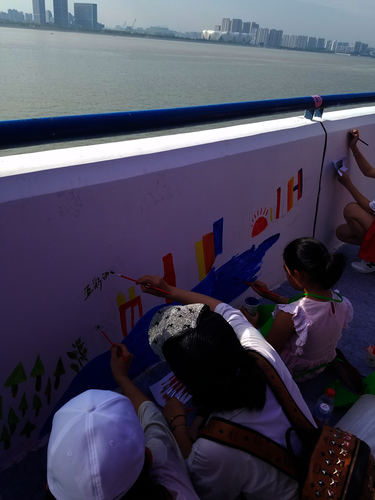 七月二十日无码影片
赴余杭“因水而兴”宣传教育小分队 大家一起绘制河堤