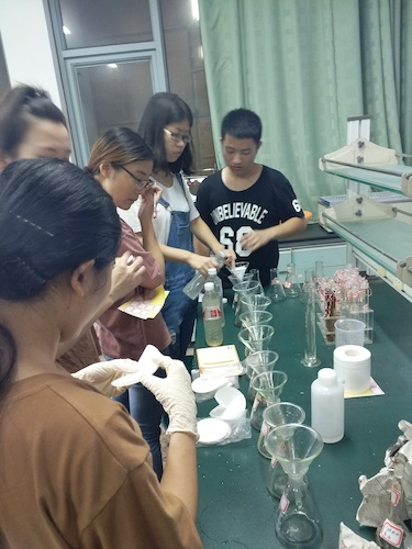 7月20日 无码影片
 余杭区“激浊扬清”水质检测小分队 进行实验