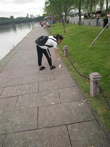 7月21日 无码影片
 赴西湖“爱心志愿”环保小分队 成员捡垃圾