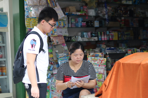 8月11日无码影片
赴余杭区社区五水共治教育宣传小分队 请文具店老板填写问卷