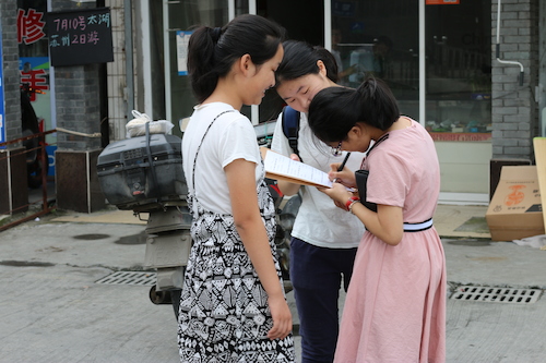 8月13日无码影片
赴余杭区社区五水共治教育宣传小分队 请散步的居民填写问卷