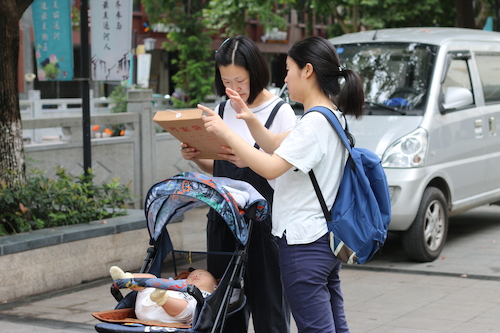 8月13日无码影片
赴余杭区社区五水共治教育宣传小分队 请推婴儿车的妇女填写问卷