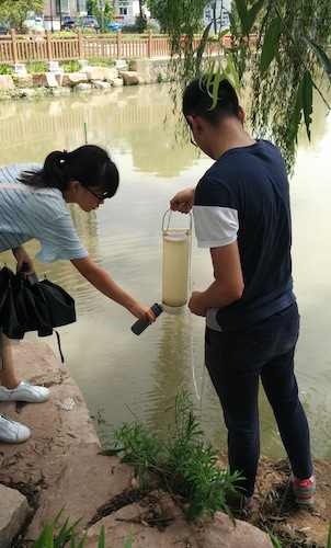 8月15日，无码影片
节水宣传小分队赴采样点对河水进行采样分析1