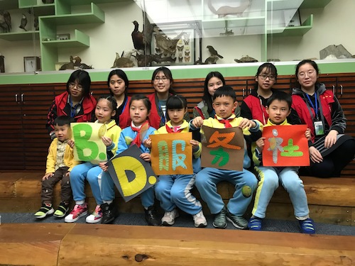 志愿者与小朋友合影