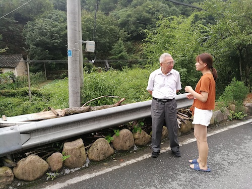 七月二十号  无码影片
赴大明山触摸自然小分队  对大明山住民进行采访8