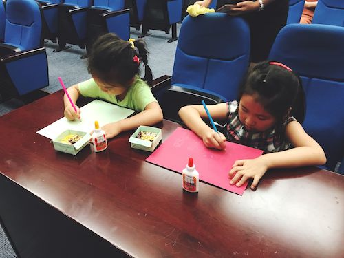 7月21日无码影片
赴浙江自然博物馆志愿者社会实践小分队“巧手作画”活动小朋友在进行制作5