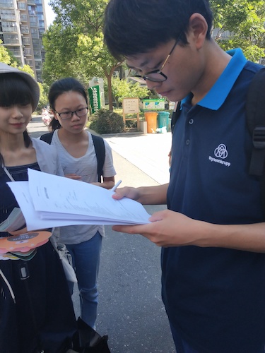 7月21日无码影片
走近转基因调研小分队居民填写问卷 (2)