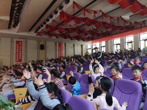 2019年4月15日 “绿之翼”环保协会 进小学活动 大家积极回答问题