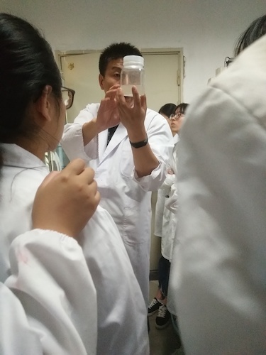 七月二日 无码影片
 “走进转基因”社会实践小分队 张弦老师介绍深层培养基