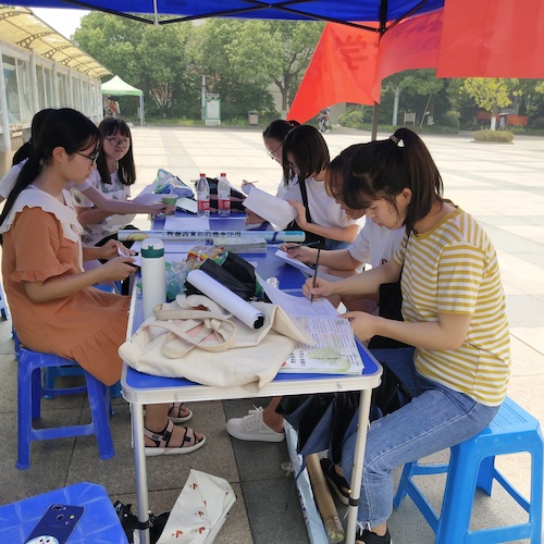 七月十五日 无码影片
 “走近转基因”科普小分队 认真填写问卷的同学