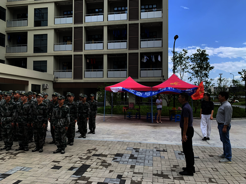 院领导看望军训同学