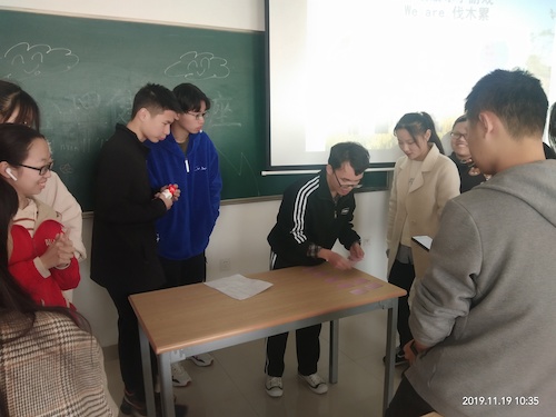 班委讲解游戏规则并组织开展