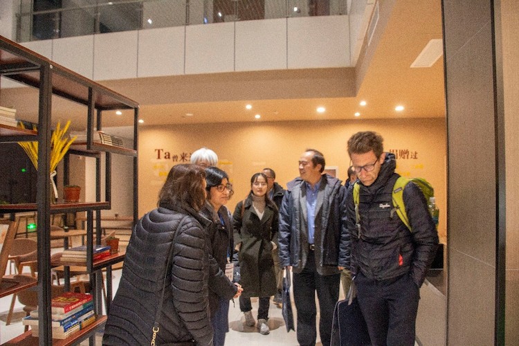 与会专家们参观杭师大无码影片
