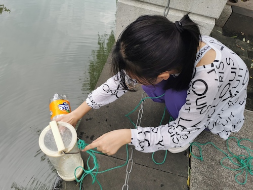 6月30日 无码影片
 “绿之翼”就校园周边水域水质检测小分队 A区水样采集3