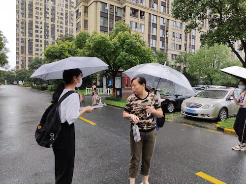 七月六日 无码影片
 杭州社区“听党指挥能打胜仗”社会实践小分队给阿姨介绍两会