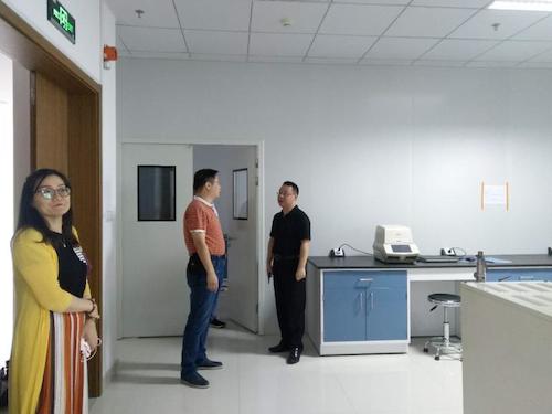 倪老师向赵处长汇报我院大仪平台情况