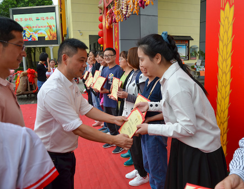 小学领导向我院同学颁发聘书