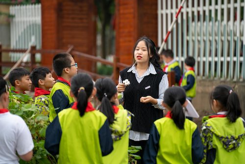无码影片
同学给小学生现场讲解植物