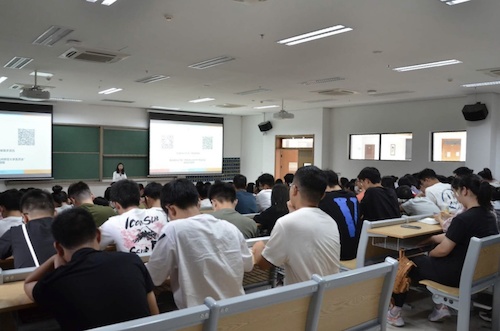 同学们认真听讲