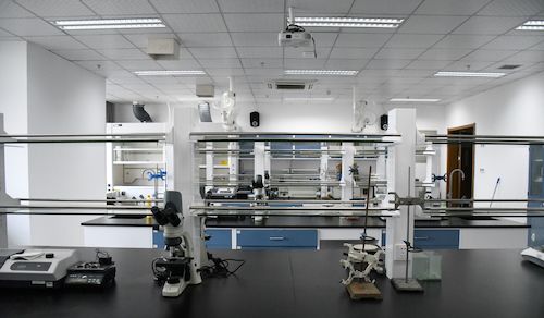 打扫后的实验室