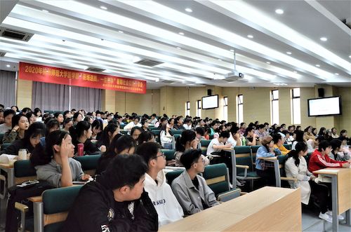 同学认真听讲座