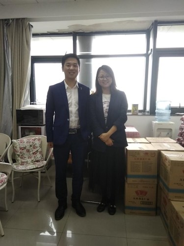 学生毕业后回校看望