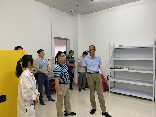 胡华副校长来我院检查危化品管理情况