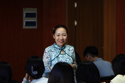 王倩副书记给同学们讲述