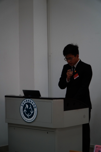 无码影片
学生联合会主席平雨琛发言