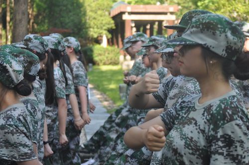 生物科学（师范）234 郑佳义 《正步》
