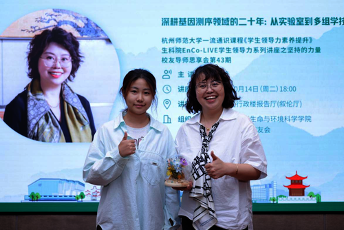 学生代表与朗秋蕾合照